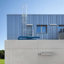Günzburger Steigtechnik einzügige Steigleiter mit Rückenschutz (Bau) Aluminium eloxiert 5,96 m - 500100