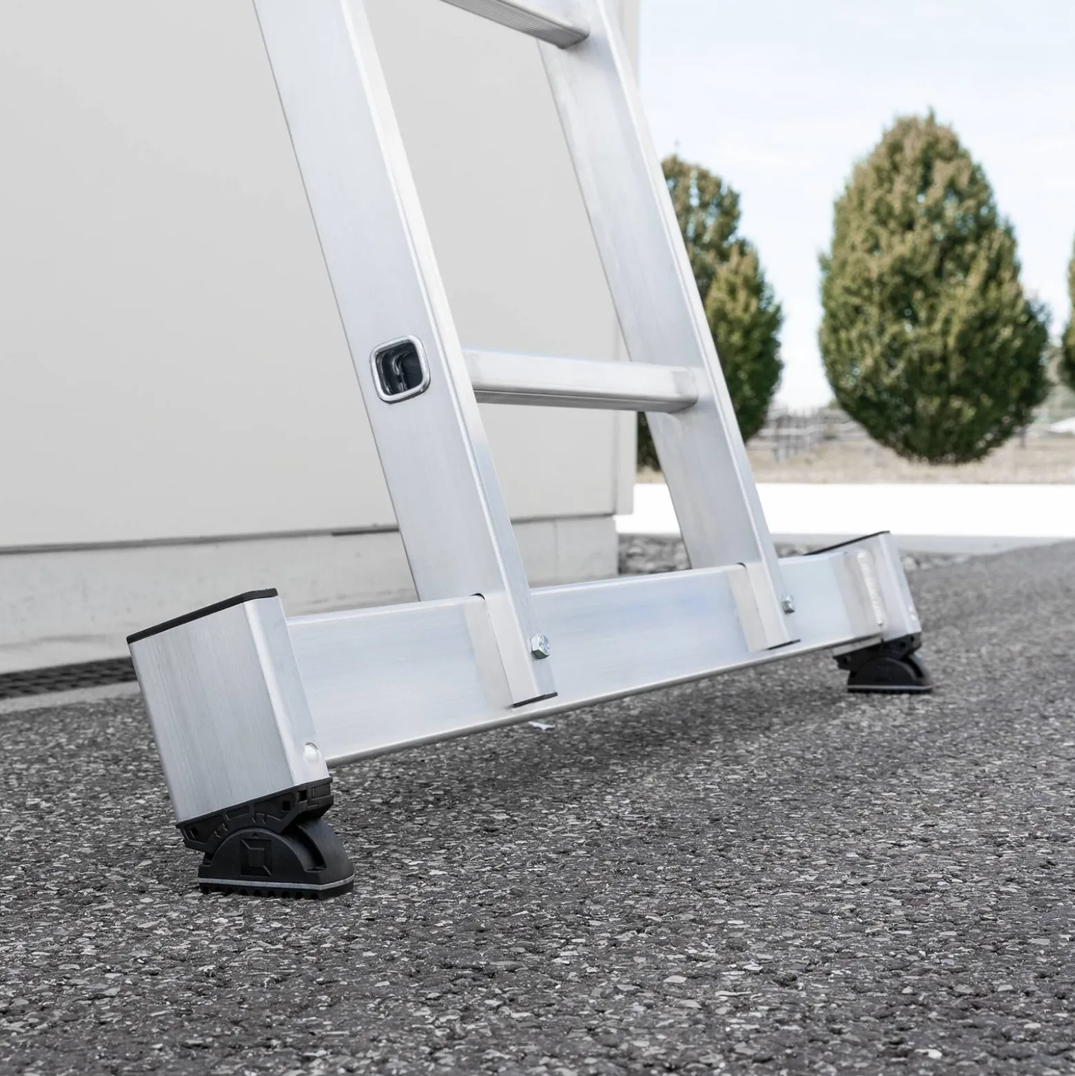 Günzburger Steigtechnik Mehrzweckleiter 3tlg. mit nivello-Traverse 3 x 7 Sprossen - 011107