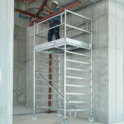 Günzburger Steigtechnik Rollgerüst 1,35 x 2,45 m mit Fahrbalken & Doppel-Plattform Plattformhöhe 4,35 m - 174436