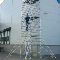 Günzburger Steigtechnik Rollgerüst 1,35 x 2,45 m mit Schrägaufstiegen & Ausleger Plattformhöhe 4,35 m - 167210